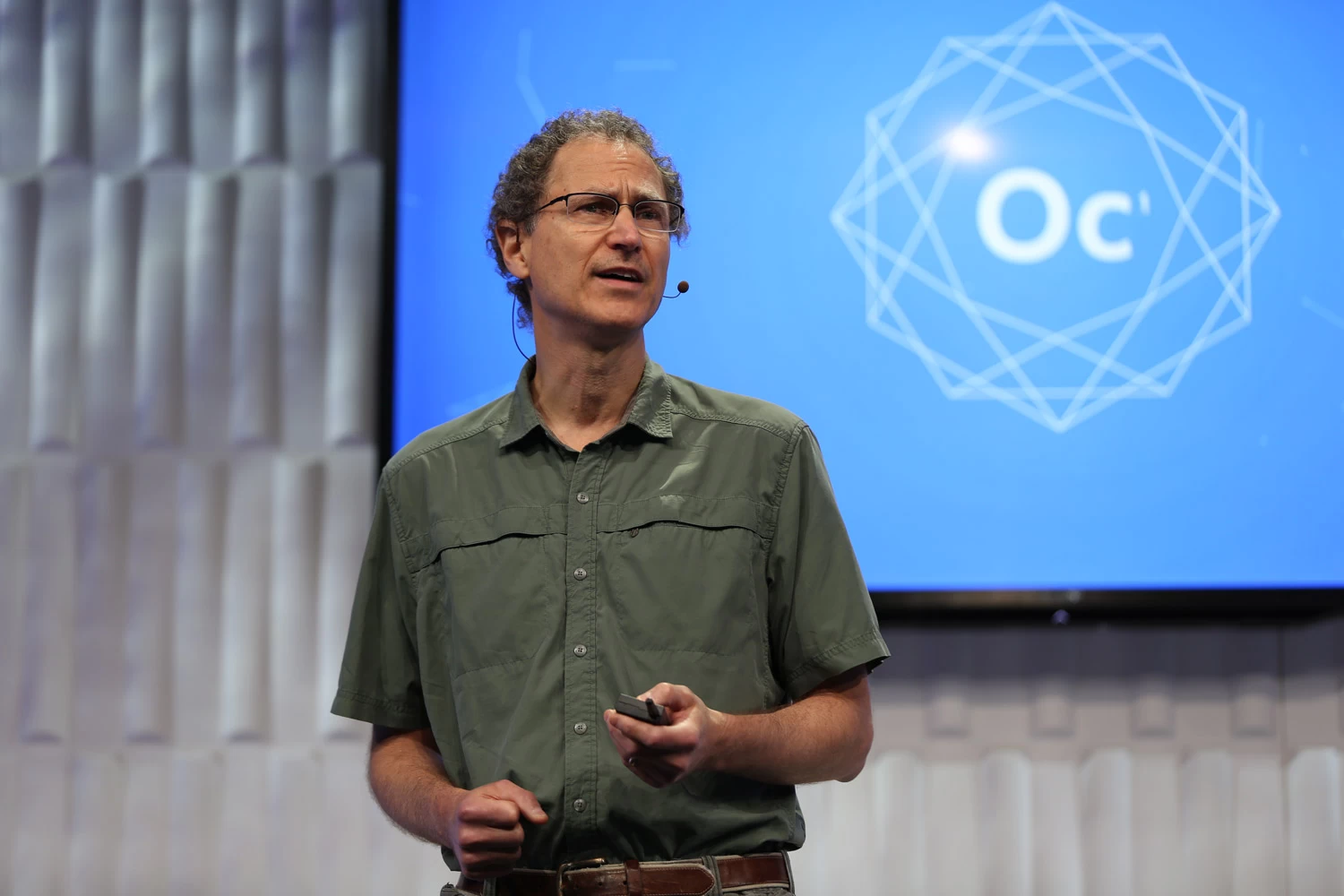 مبرمج الألعاب المخضرم Michael Abrash الذي عمل لصالح IBM و Microsoft و Valve وانضم لـ Oculus في 28 مارس 2014، بعد 3 أيام من استحواذ فيسبوك عليها. مبرمج الألعاب المخضرم Michael Abrash الذي عمل لصالح IBM و Microsoft و Valve وانضم لـ Oculus في 28 مارس 2014، بعد 3 أيام من استحواذ فيسبوك عليها.
