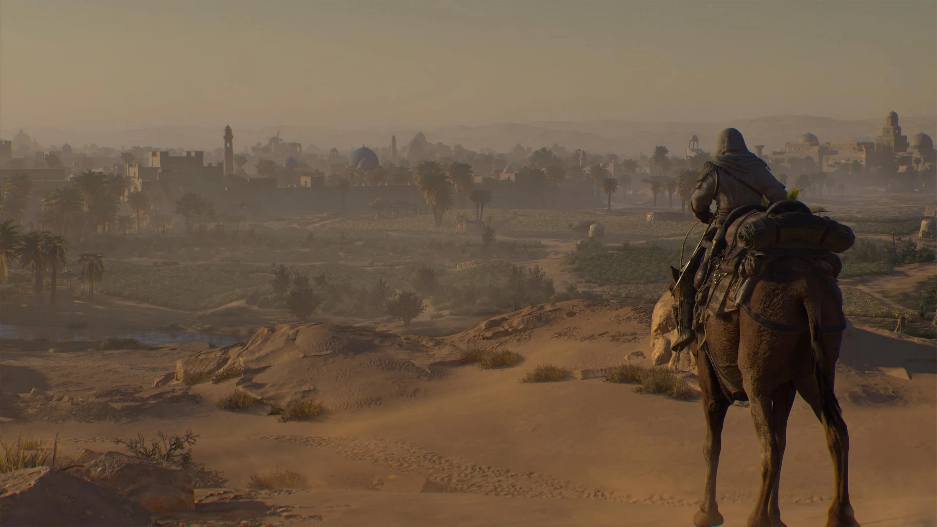 صورة لبطل سلسلة Assassin's Creed Mirage على جمل في الصحراء