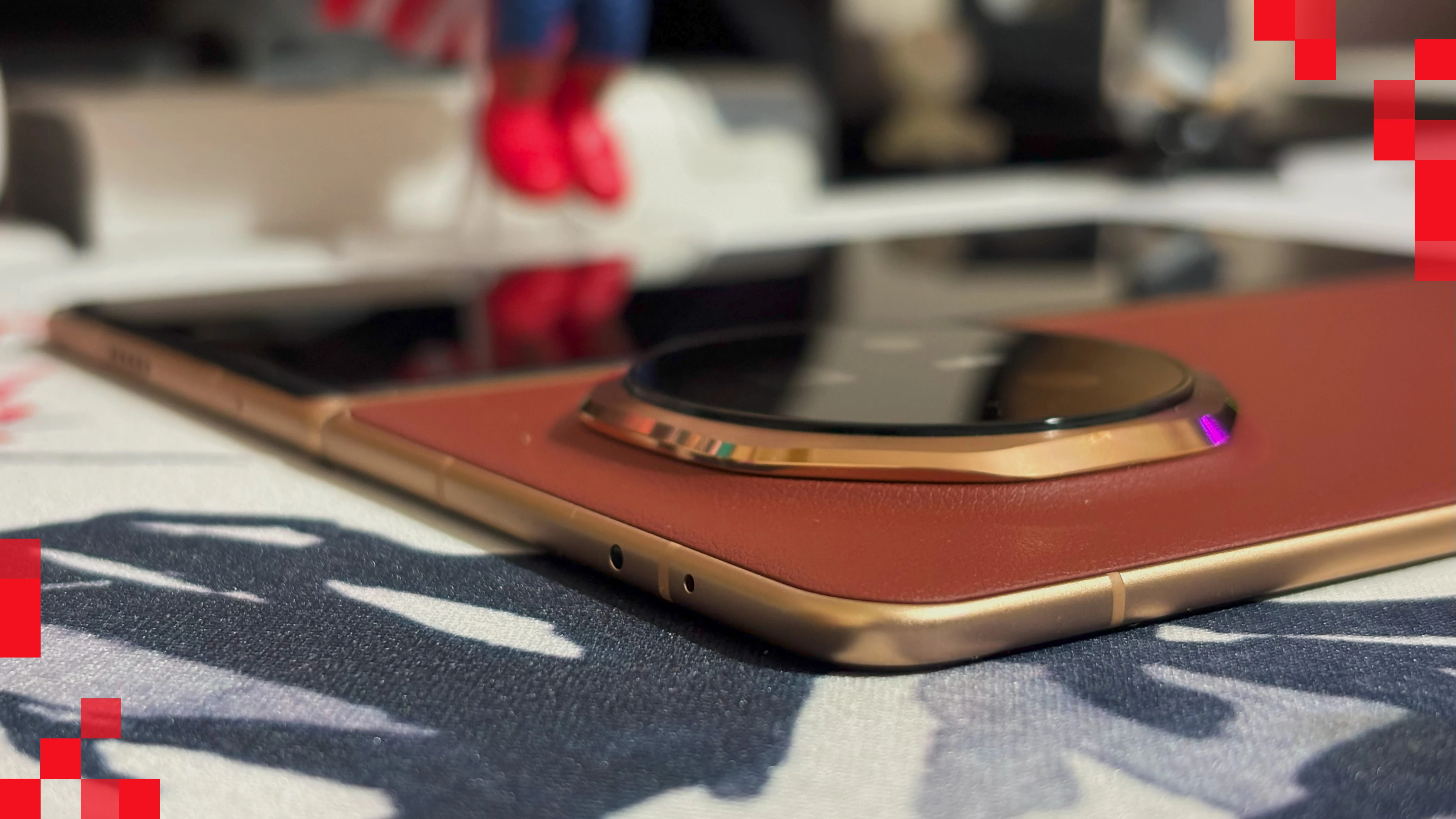 يُفتح الهاتف بشكل مُسطح بالكامل يُفتح الهاتف بشكل مُسطح بالكامل