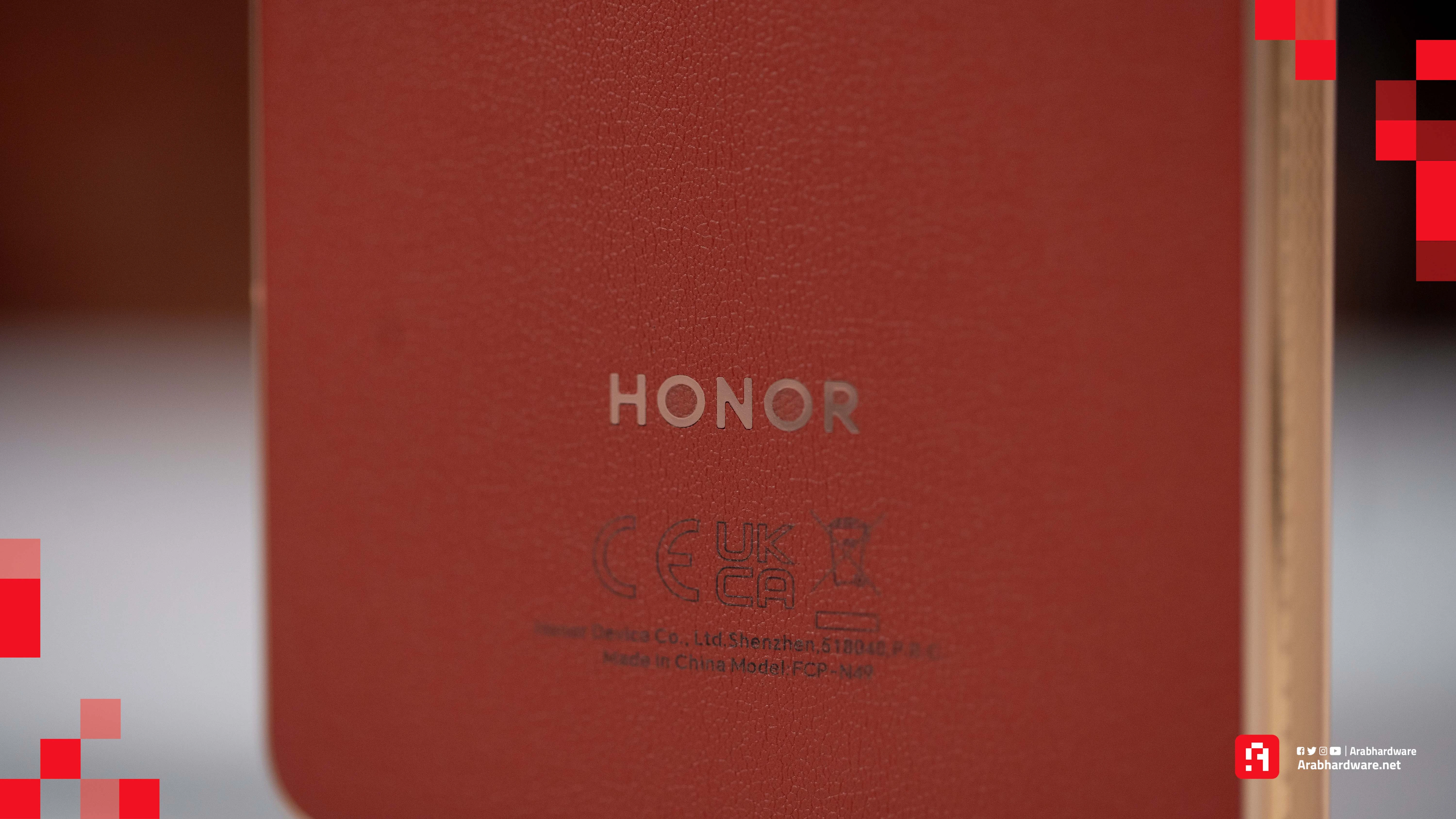 كلمة Honor مطبوعة باللون الذهبي كلمة Honor مطبوعة باللون الذهبي