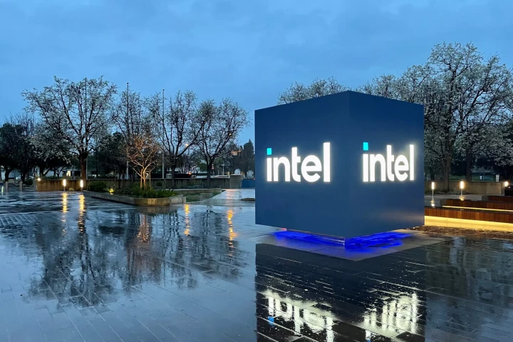 الإدارة السابقة تقترح تقسيم شركة Intel للنجاة في السوق