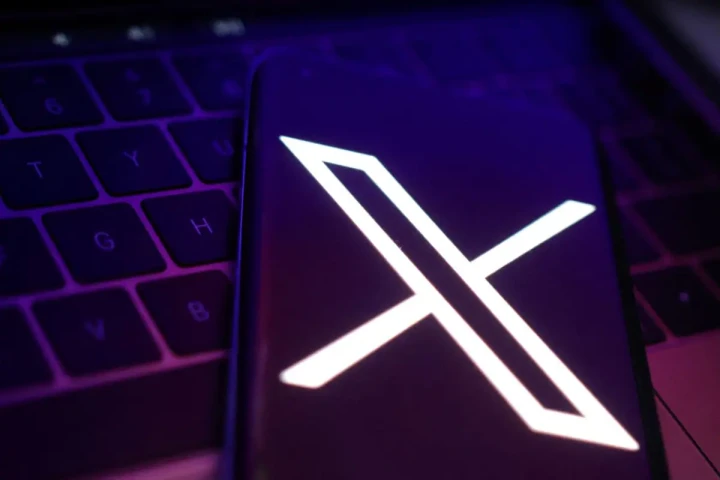 منصة "X" تسمح للشخص المحظور برؤية منشورات من حظره والتفاعل معها!
