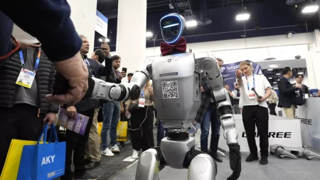 من ضمنها سوارٌ يُسجل يومك.. أبرز منتجات الذكاء الاصطناعي في CES 2025