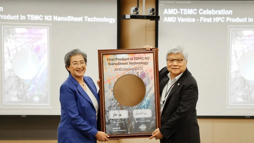 AMD تستعرض أول رقاقة من معالجات EPYC بدقة تصنيع 2 نانومتر