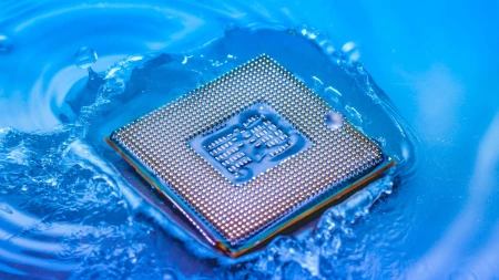 فريق بحث ياباني يطور تقنية تبريد مائي للرقاقات أكثر فعالية بسبع مرات