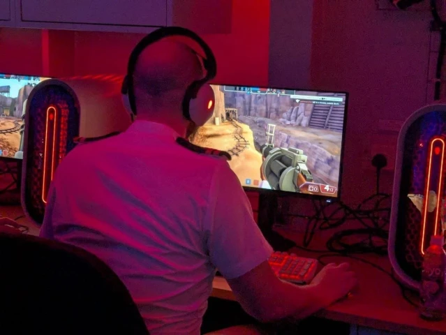 البحرية البريطانية تُطلق جناحًا للـ eSports على متن حاملة طائرات!