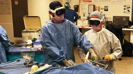 تجربة مذهلة لنظارة Apple Vision Pro داخل غرفة العمليات