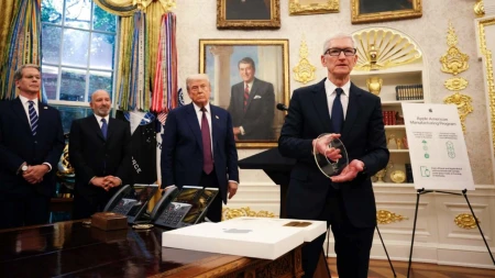 ترامب يقرر إعفاء Apple من الرسوم الجمركية بعد أن أهدته تمثال ذهبي فخم