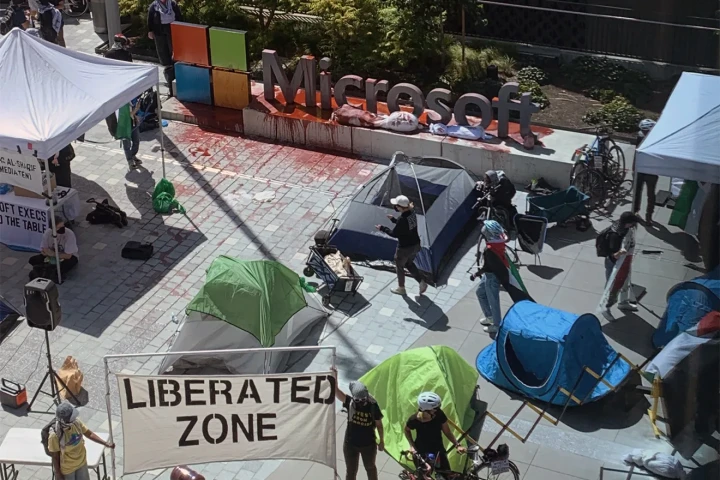 اقتحام مكتب رئيس شركة Microsoft على أيدي محتجين داعمين لفلسطين!