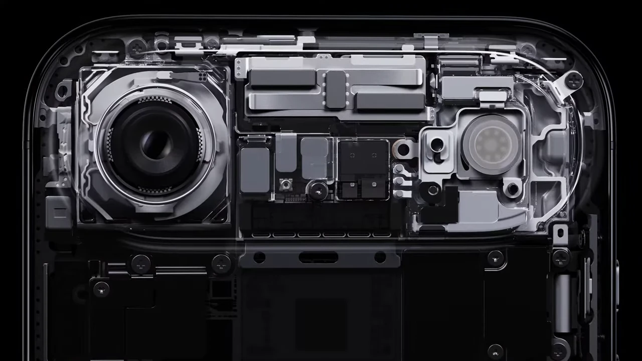 المكونات الداخلية لآيفون آير. الصورة: APPLE