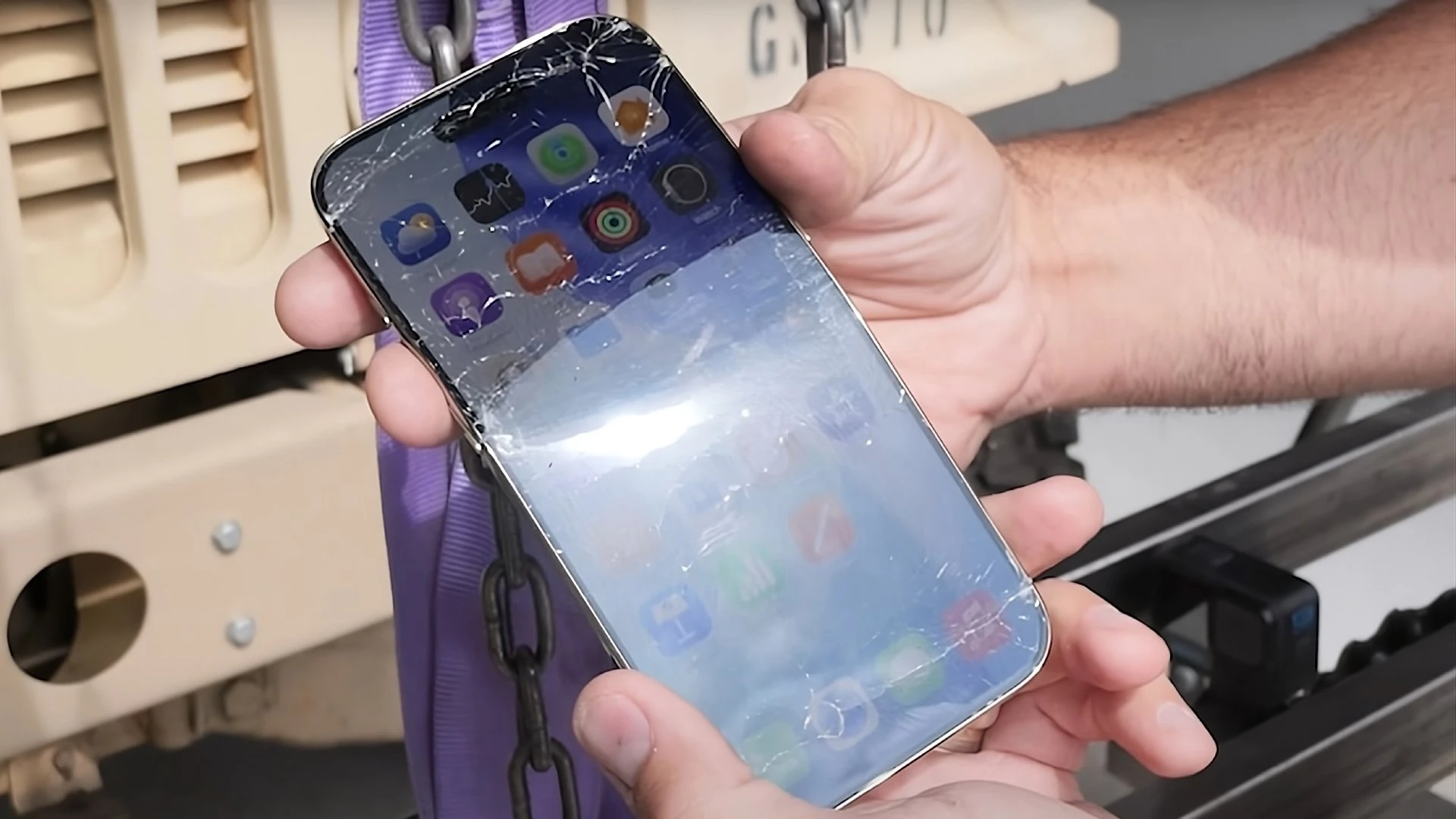 استمرت شاشة iPhone Air في العمل حتى بعد ظهور التشققات السطحية