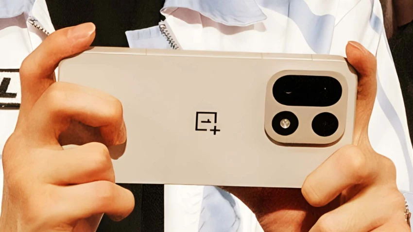 هاتف OnePlus 15 يظهر في العلن لأول مرة بتصميم كاميرات جديد كليًا!
