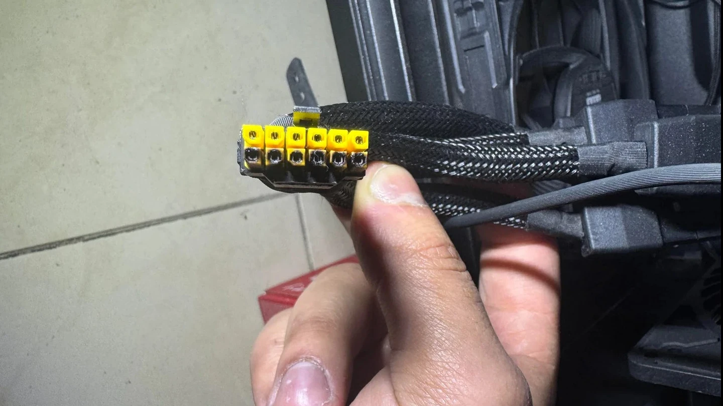 كابل MSI الأصفر