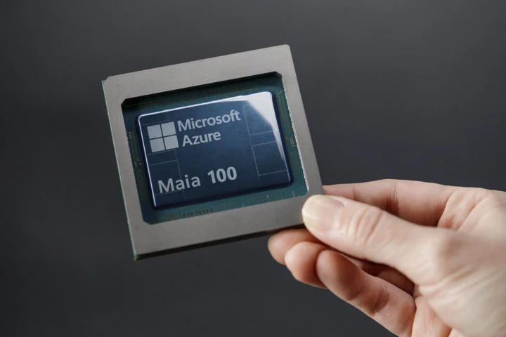 تقرير: Intel تستعد لتصنيع أول شريحة مخصصة من Microsoft بتقنية 18A!