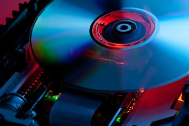 اليابانيون لا زالوا يستخدمون أقراص الـ DVD، وFujitsu تساعدهم على ذلك!