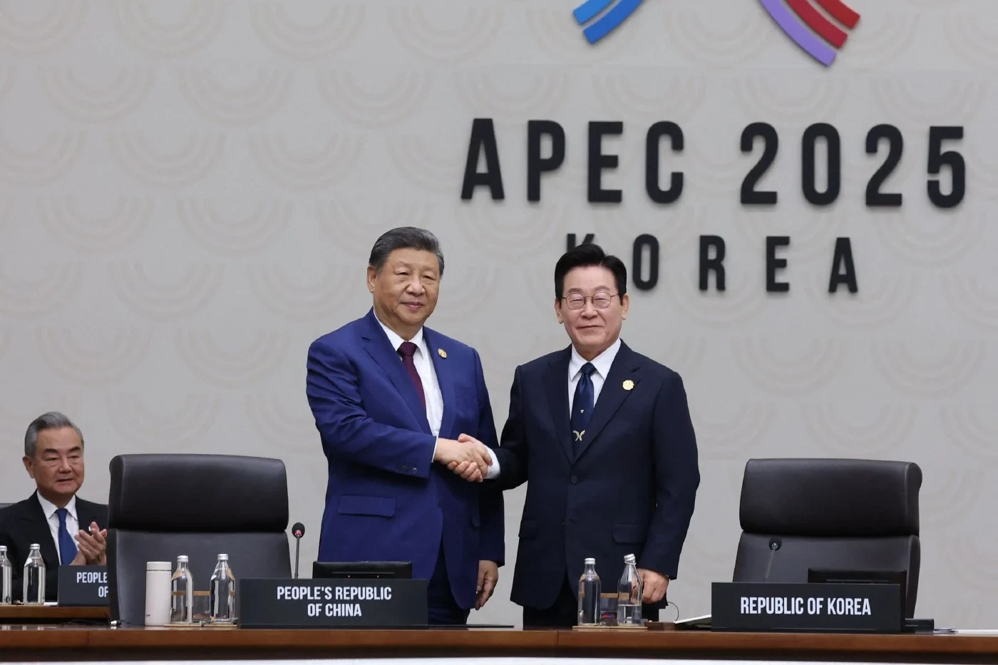 الرئيس الصيني يهدي رئيس كوريا الجنوبية هواتف شاومي ويمزح حول التجسس