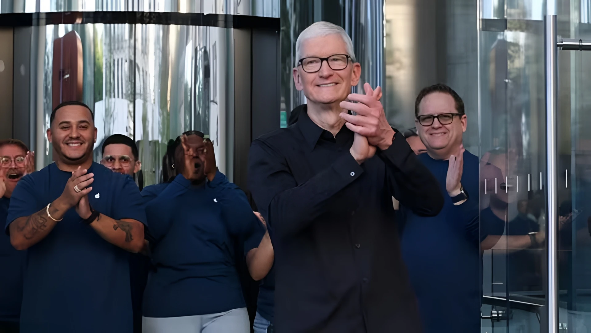 تيم كوك يستعد لترك قيادة آبل وجون تيرنوس أبرز المرشحين لخلافته