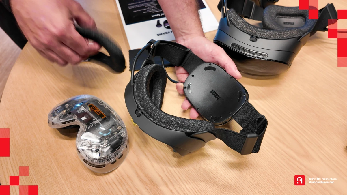 البطارية توجد بالجزء الخلفي من النظارة