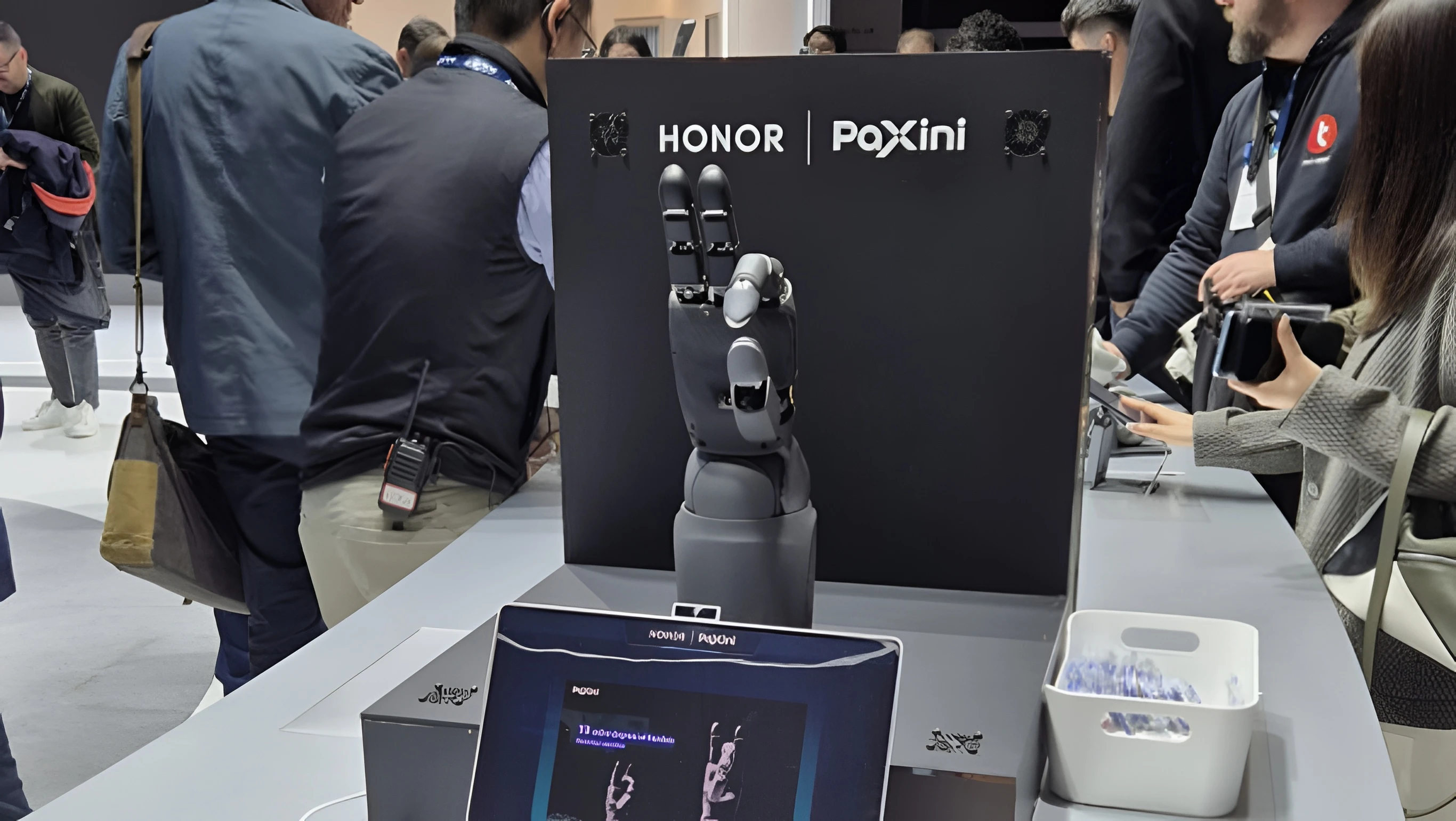 اليد الروبوتية من Honor – Paxini - المصدر: dkid media