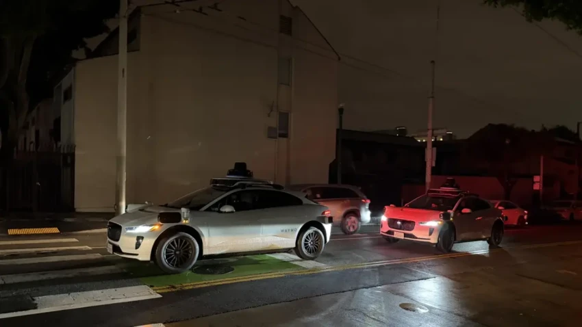 توقف سيارات وايمو الذاتية القيادة خلال انقطاع الكهرباء يربك المرور!