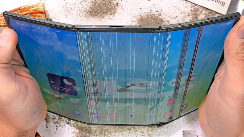 اختبار JerryRigEverything للمتانة يكشف هشاشة هاتف سامسونج ثلاثي الطي!