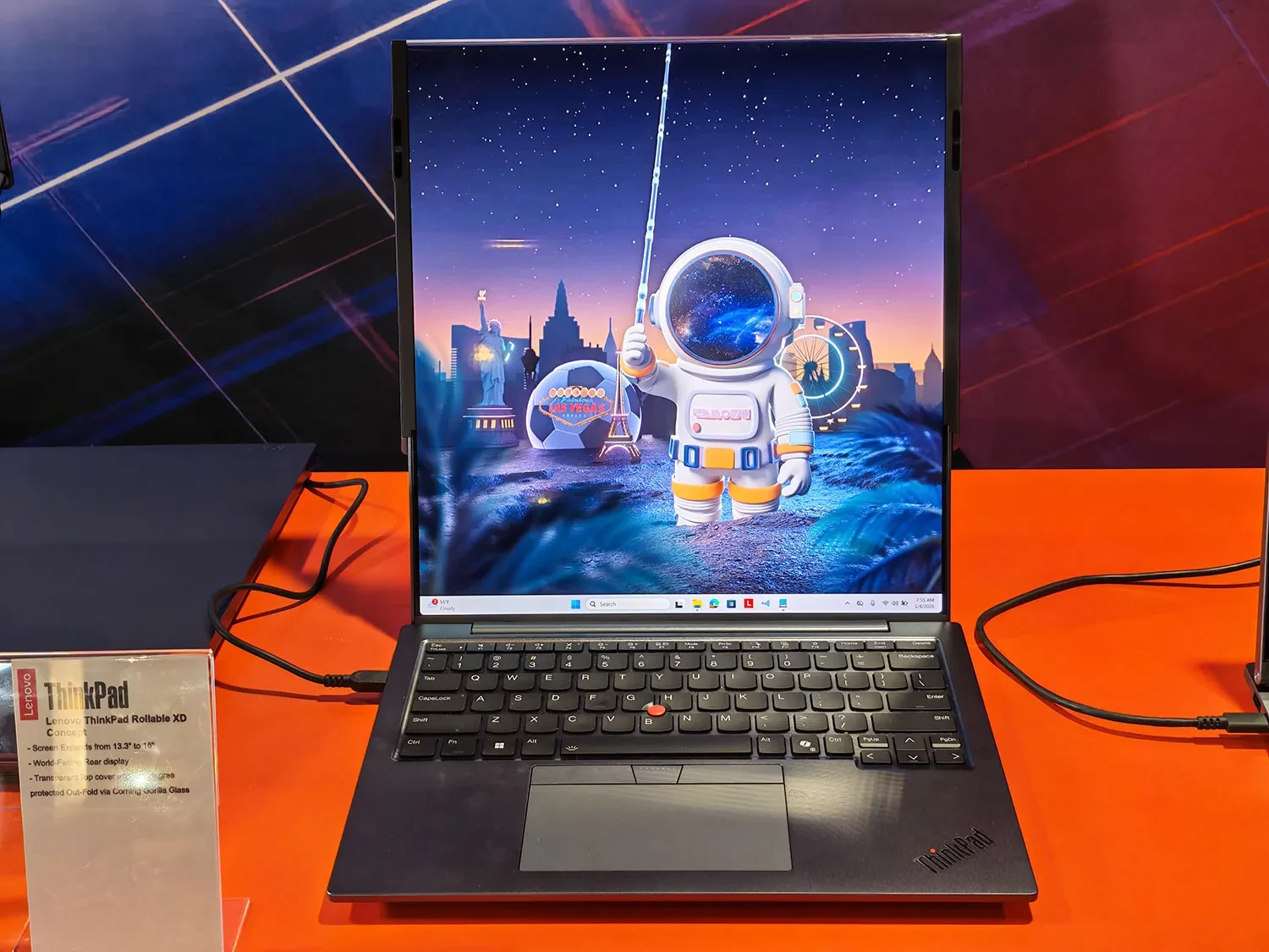ThinkPad Rollable XD Concept - المصدر: pcmag