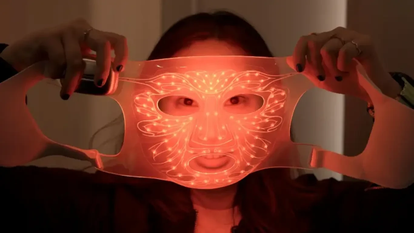 قناع LED من لوريال للعناية بالبشرة - المصدر: the verge