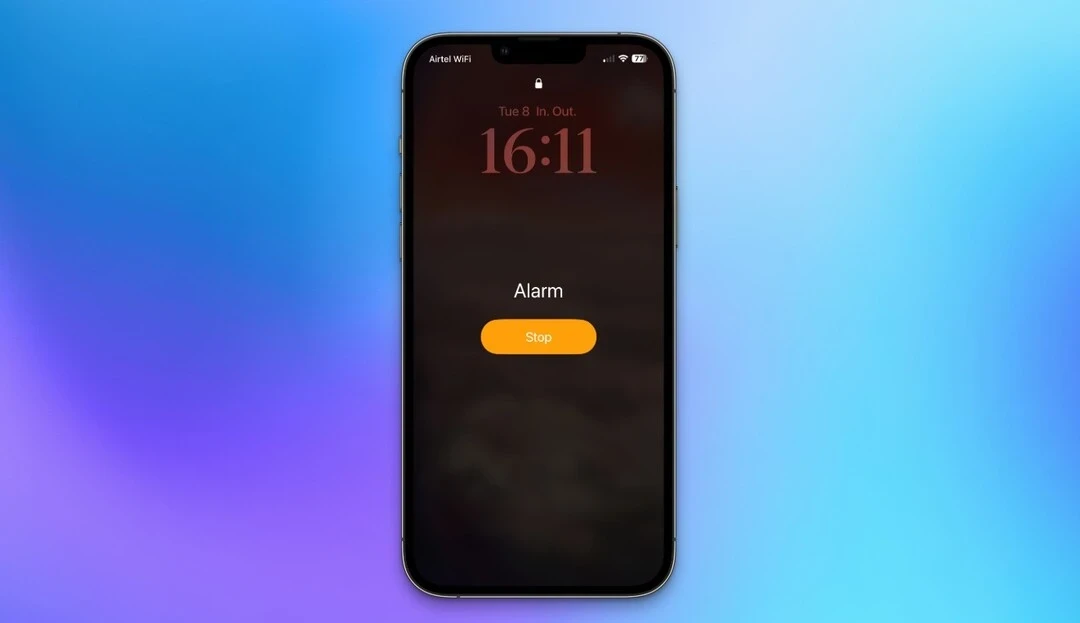    هاتف آيفون يعرض شاشة منبه نشط عند الساعة 16:11، مع زر برتقالي لإيقاف التنبيه- المصدر: lifehacker