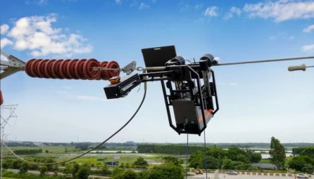 لأول مرة.. روبوت صيني ينجح في إصلاح خط كهرباء بجهد 10 آلاف فولت!