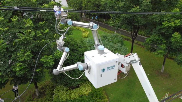 In a World First, a Chinese Robot Successfully Performed Repairs on a 10 kV Powerline