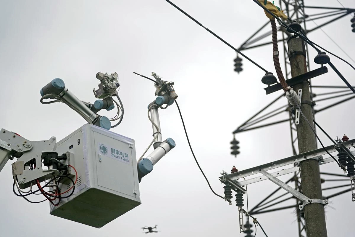 In a World First, a Chinese Robot Successfully Performed Repairs on a 10 kV Powerline