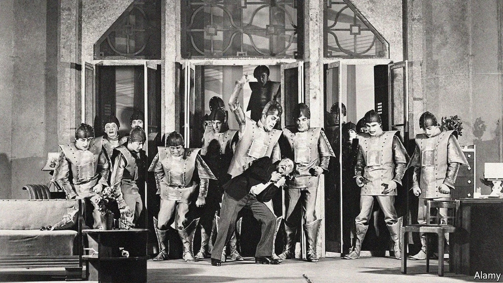 صورة للروبتات في مسرحية RUR عام 1920 المصدر: villians wiki