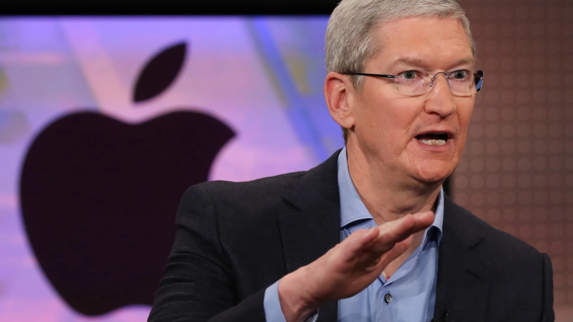 تيم كوك ينفي شائعات رحيله ويؤكد تمسكه بالبقاء في قيادة آبل!