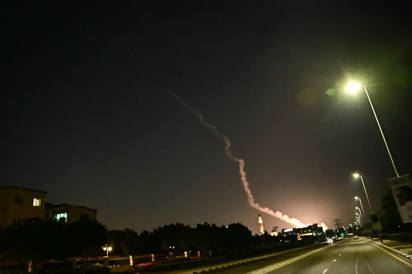 نفي سابق وضـرر لاحق| شظايا اعتراضية تصيب مبنى Oracle في دبي!