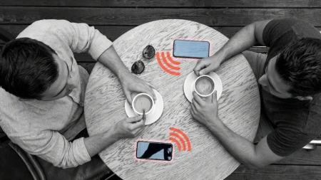 هل هاتفك يتجسس عليك فعلًا؟ الحقيقة التي لا يريد أحد تصديقها