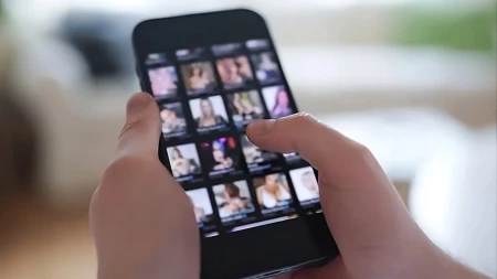 حاميها حراميها: متاجر تطبيقات آبل وجوجل تروّج للمحتوى الإباحي علنًا!