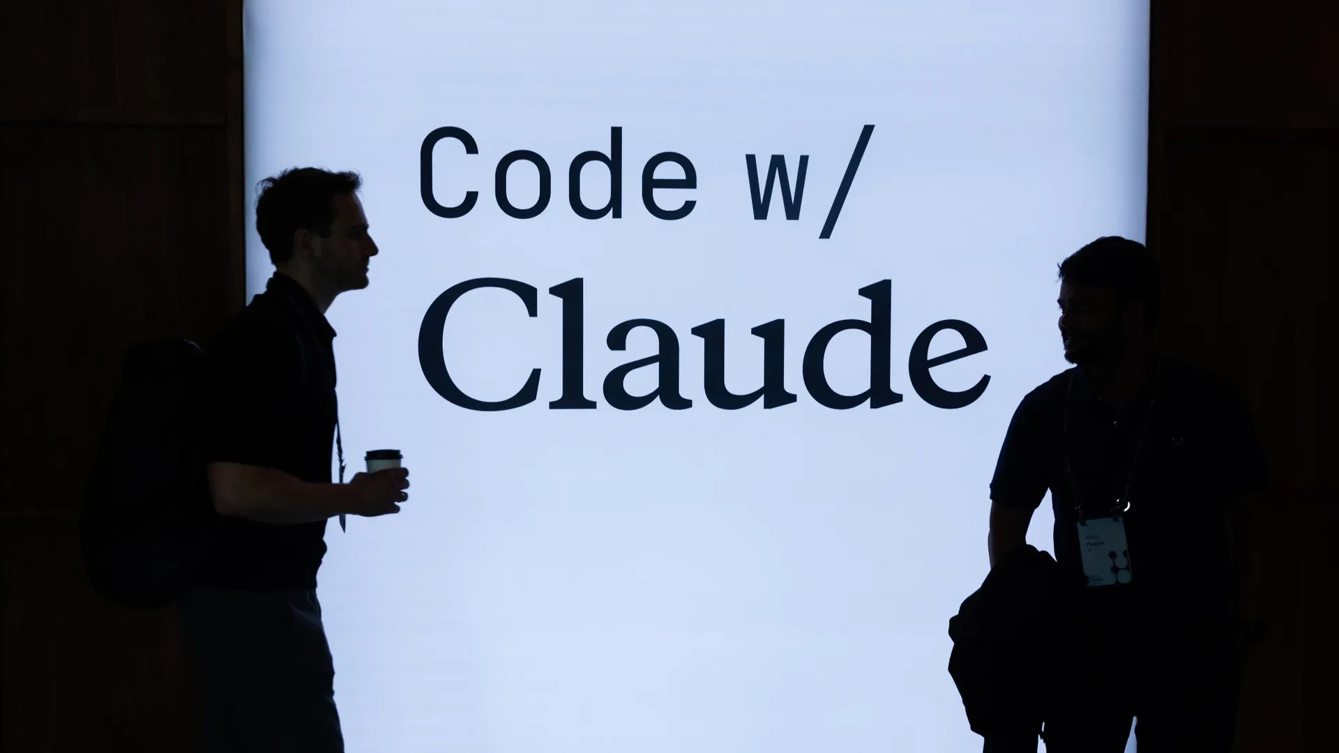 Claude يكتب معظم شفراته البرمجية وأنثروبيك تدعو إلى خيار تعليق التطوير
