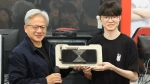 NVIDIA وFaker يوقعان على RTX 5090 ويقولان إن قيمتها قد تبلغ الملايين