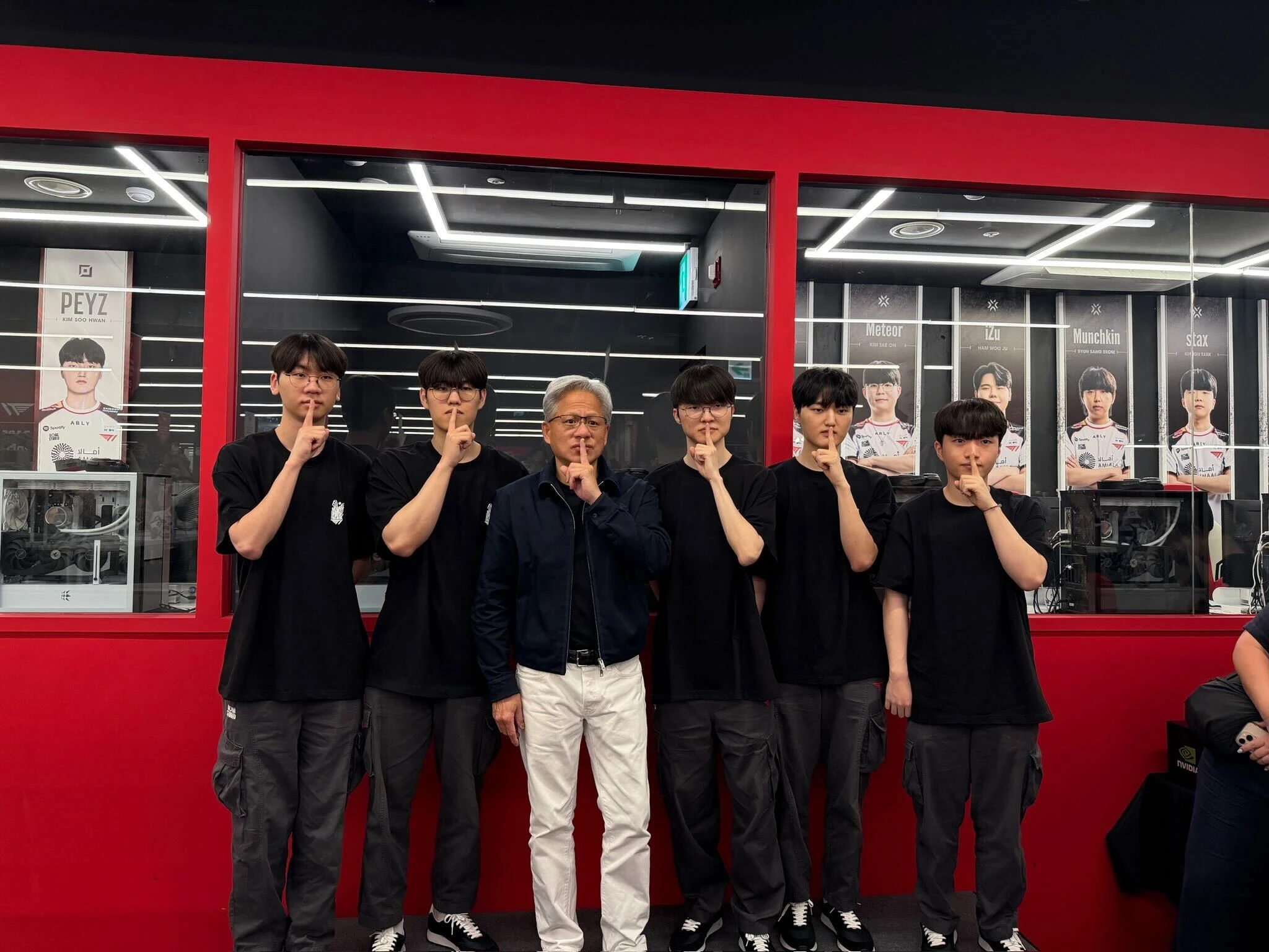 NVIDIA وFaker يوقعان على RTX 5090 ويقولان إن قيمتها قد تبلغ الملايين