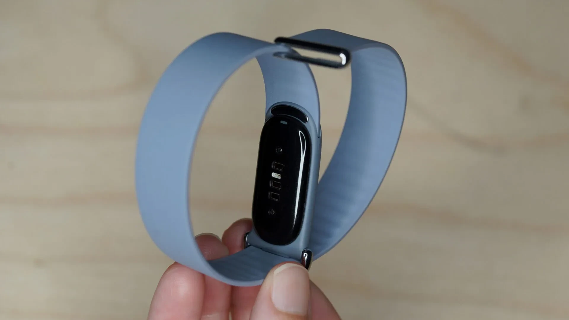 مستخدمو سوار Fitbit Air يبتكرون طريقة لدمجه مع الساعات التقليدية!