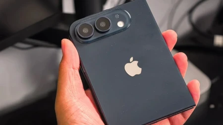 هاتف iPhone Ultra القابل للطي يظهر بتصميم يشبه Galaxy Z Fold7