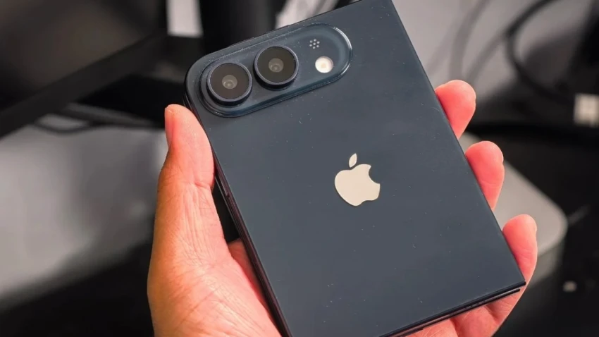 هاتف iPhone Ultra القابل للطي يظهر بتصميم يشبه Galaxy Z Fold7