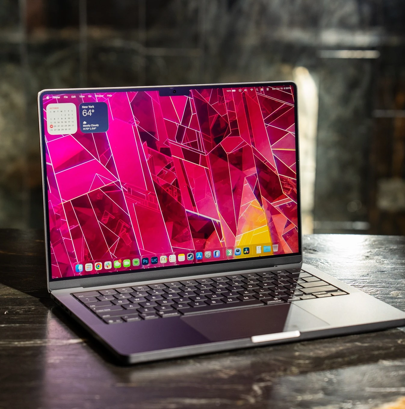 MacBook Pro 14 بشريحة M5 - المصدر: theverge