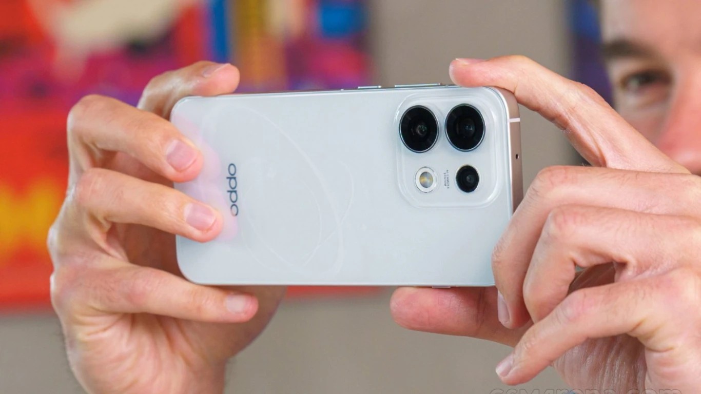 هاتف OPPO Reno17 المنتظر قد يحصل على عدسة إضافية لتقريب أقوى للصور