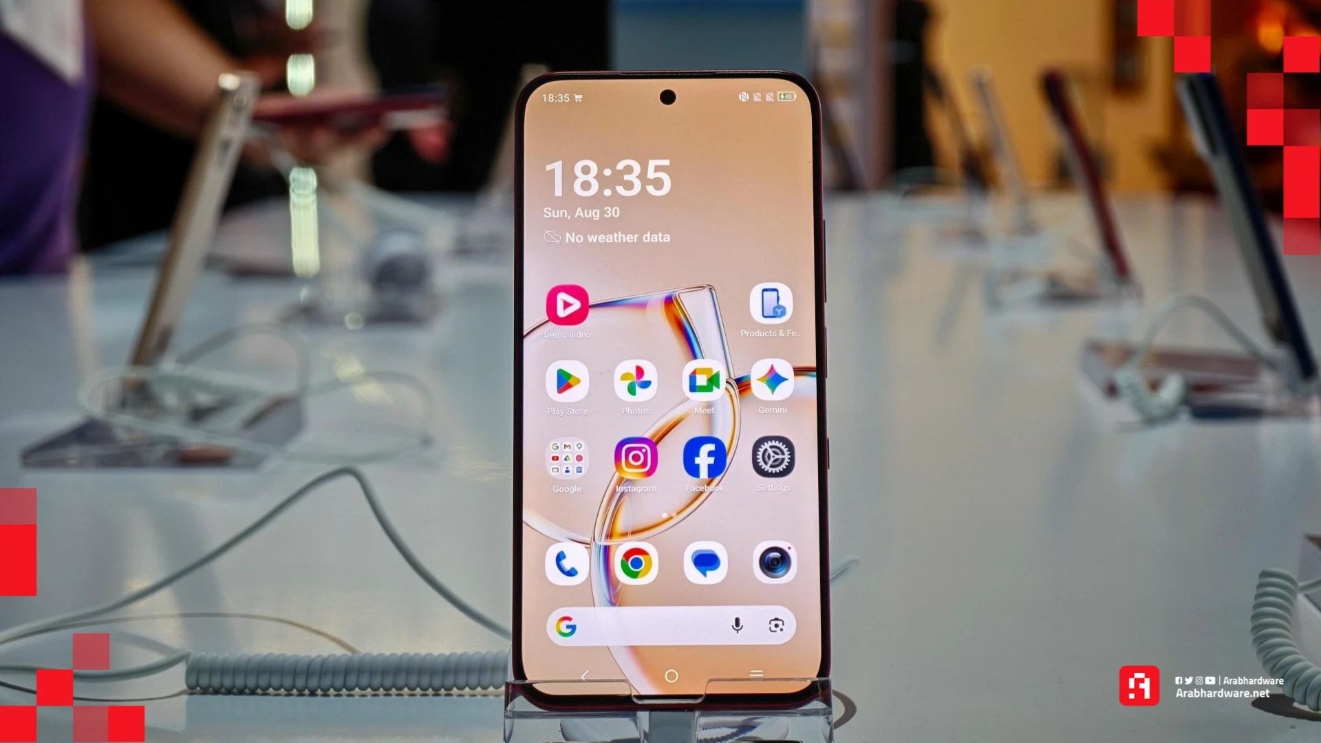 هاتف TCL P80 Ultra يجمع بين راحة القراءة وسطوع شاشات OLED