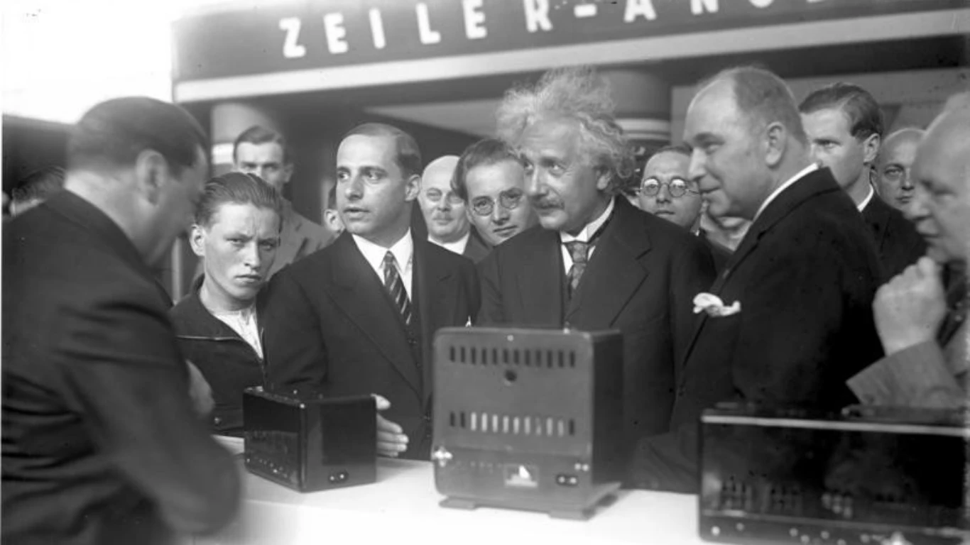 ألبرت أينشتاين في معرض IFA عام 1930 - المصدر: hifitest