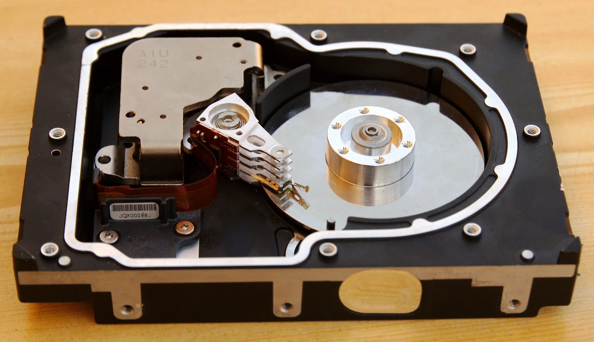 Toshiba تبدأ شحن أقراص HDD وتستهدف مضاعفة السعة بحلول 2027