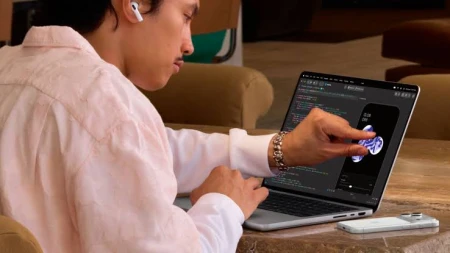 آبل تعلن عن أول MacBook Pro بشاشة OLED تعمل باللمس