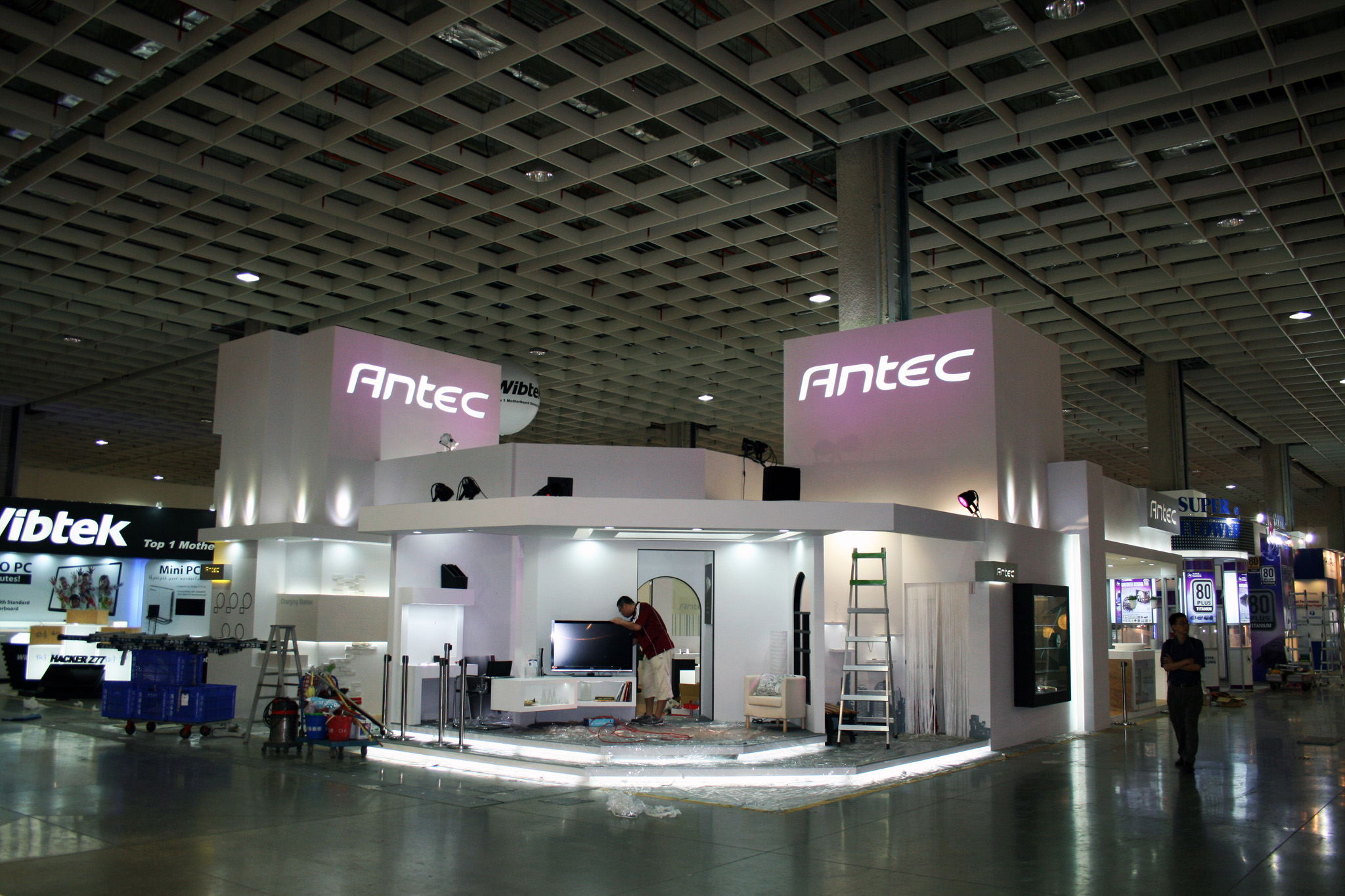 [Computex 2012] تجهيزات شركة Antec  للجناح الخاص بها بقاعة NANGANG