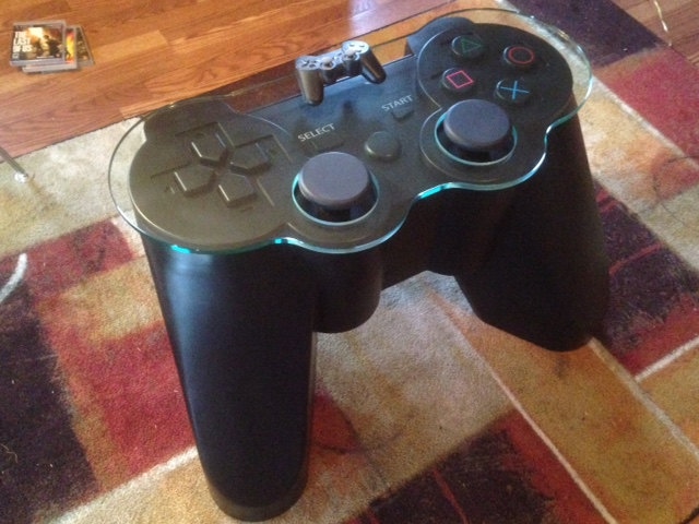 طاولة قهوة على شكل ذراع تحكم جهاز PS3 تباع بثلاثة آلاف دولار